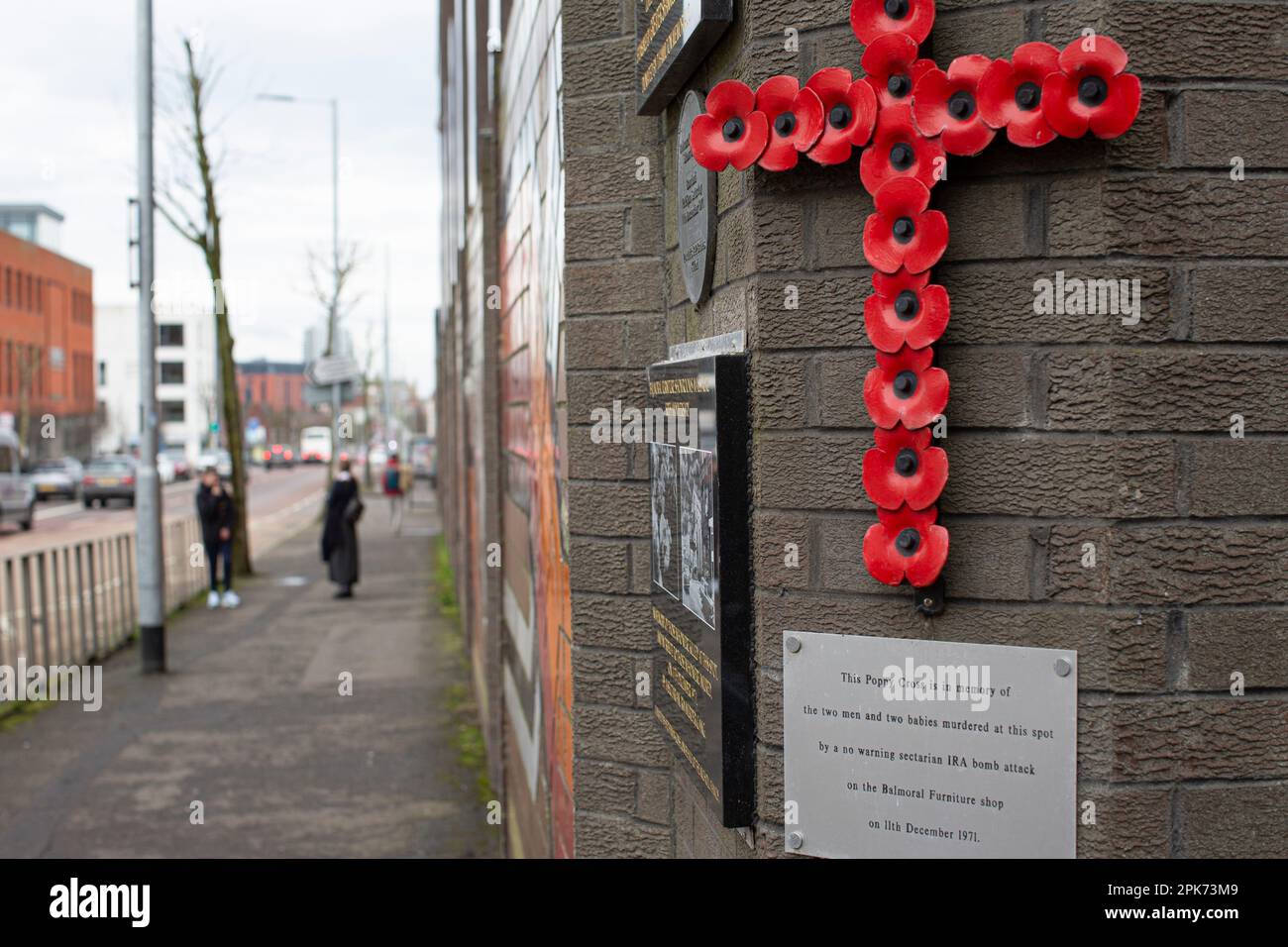Croce di papavero in memoria dell'attacco settario della bomba IRA del 1971 a Shankill Road, Belfast, County Antrim, Irlanda del Nord, Regno Unito Foto Stock