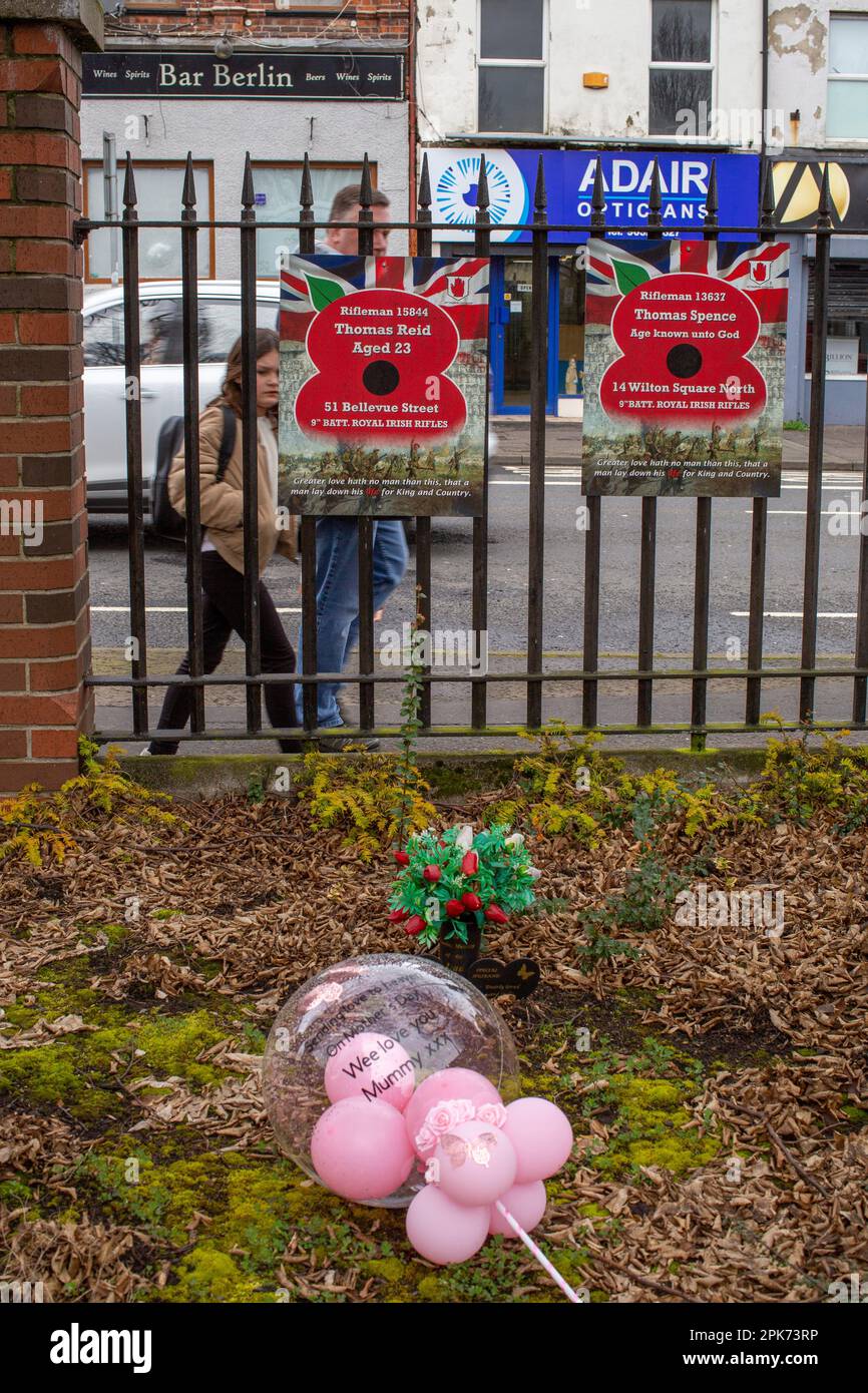 I giardini commemorativi di Shankill Road sono dedicati alle nove vittime innocenti di un'esplosione di bomba senza preavviso nei Friszells Fish Mongers . Foto Stock