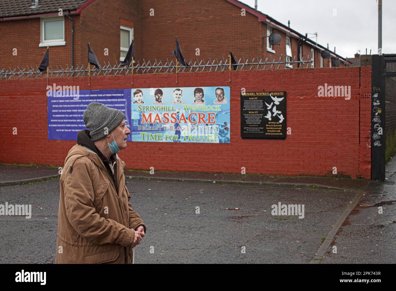 Murale che commemora il massacro di Springhill, Beechmount Avenue, belfast, contea di antrim, Irlanda del Nord, regno unito. Foto Stock