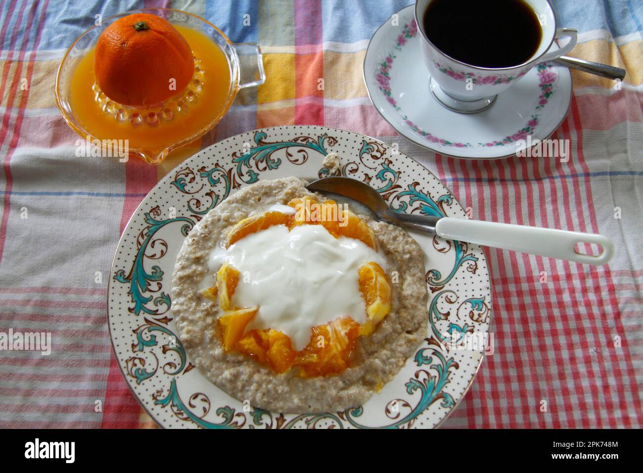 Porridge e succo di frutta con caffè per colazione Foto Stock