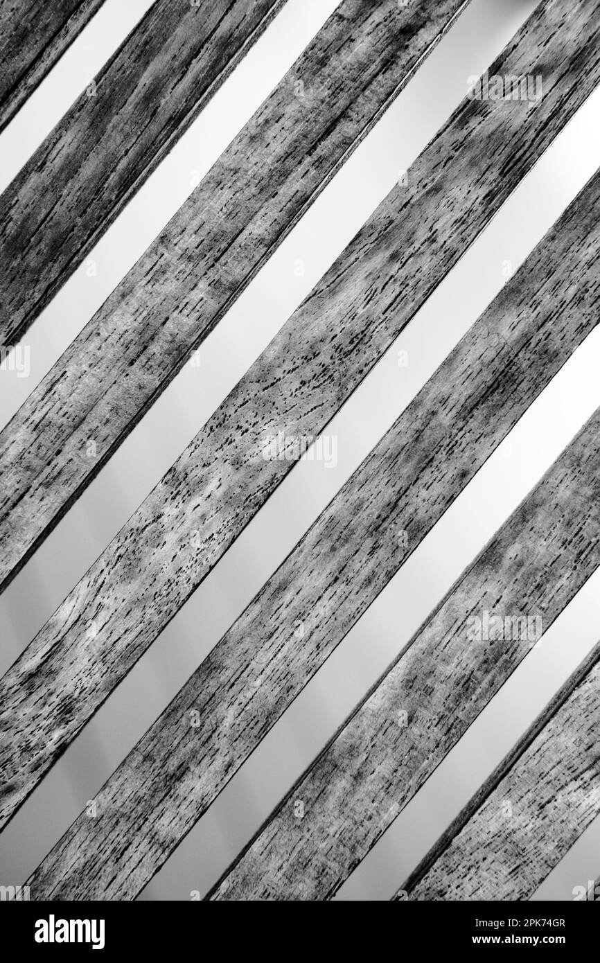 Primo piano di grata di legno in bianco e nero. Disegno grafico, elementare. Foto Stock
