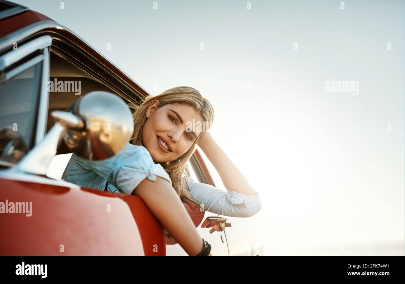 L'ultima attività estiva, un viaggio su strada. Ritratto di una bella giovane donna in viaggio d'estate. Foto Stock