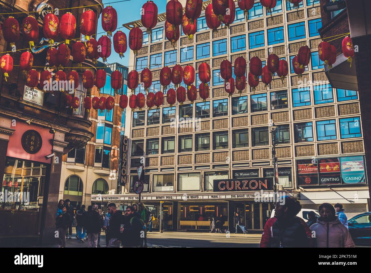 Sulla strada di Londra. L'iconico teatro Curzon di Soho con lanterne cinesi in primo piano. Tratto da Chinatown a Soho, Londra Foto Stock