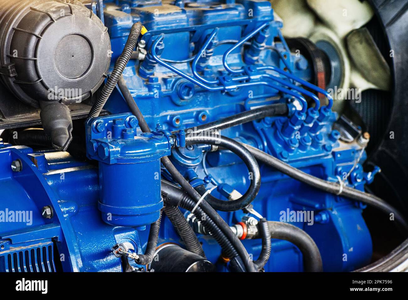 Si tratta di un primo piano del motore del veicolo o del trattore. Riparazione e restauro di apparecchiature automobilistiche.. Foto Stock