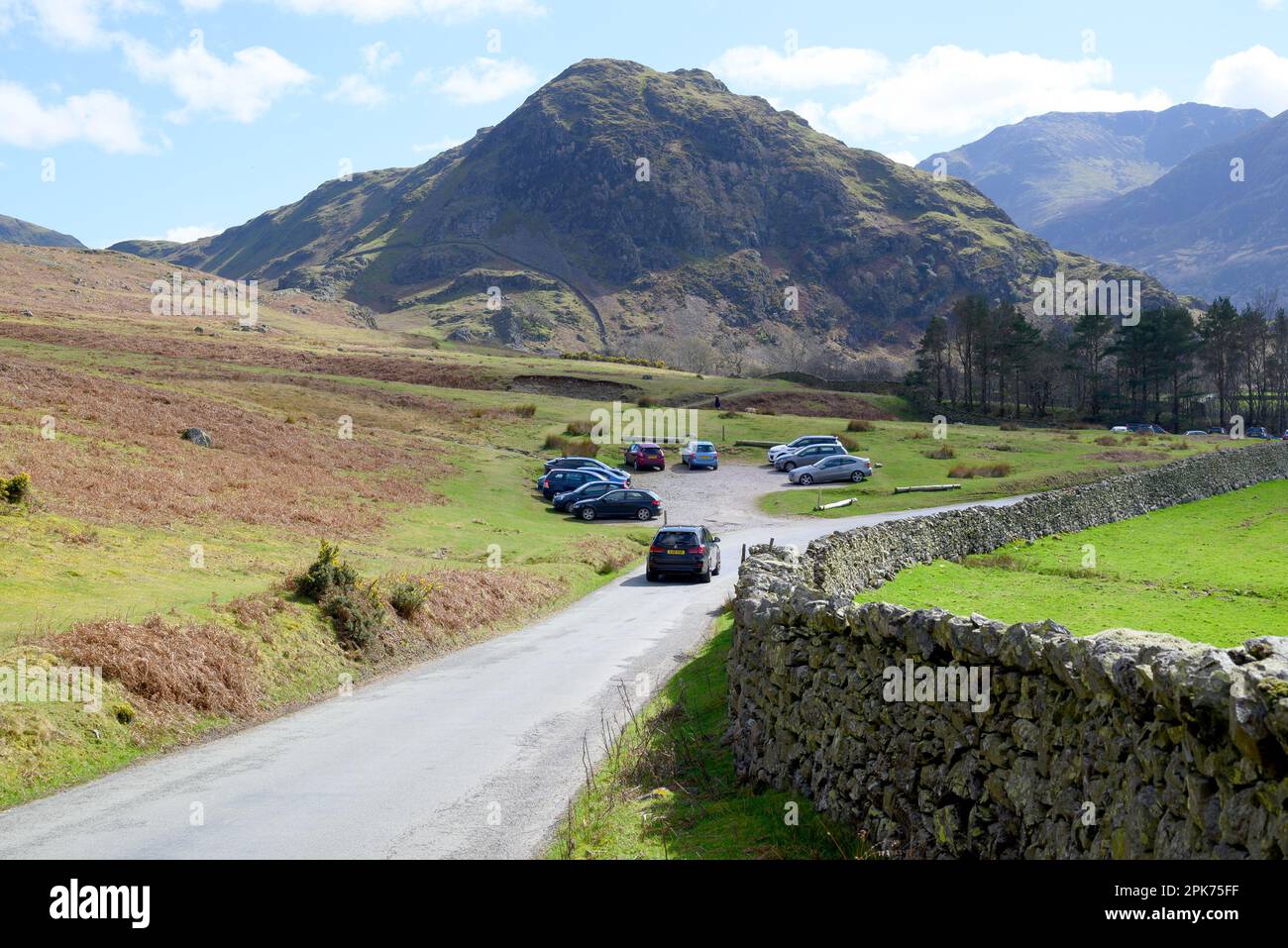 Crummock Water, Lake District, Cumbria, Regno Unito. Parcheggio con punto panoramico sulla B5289 sul lato est del lago. Foto Stock