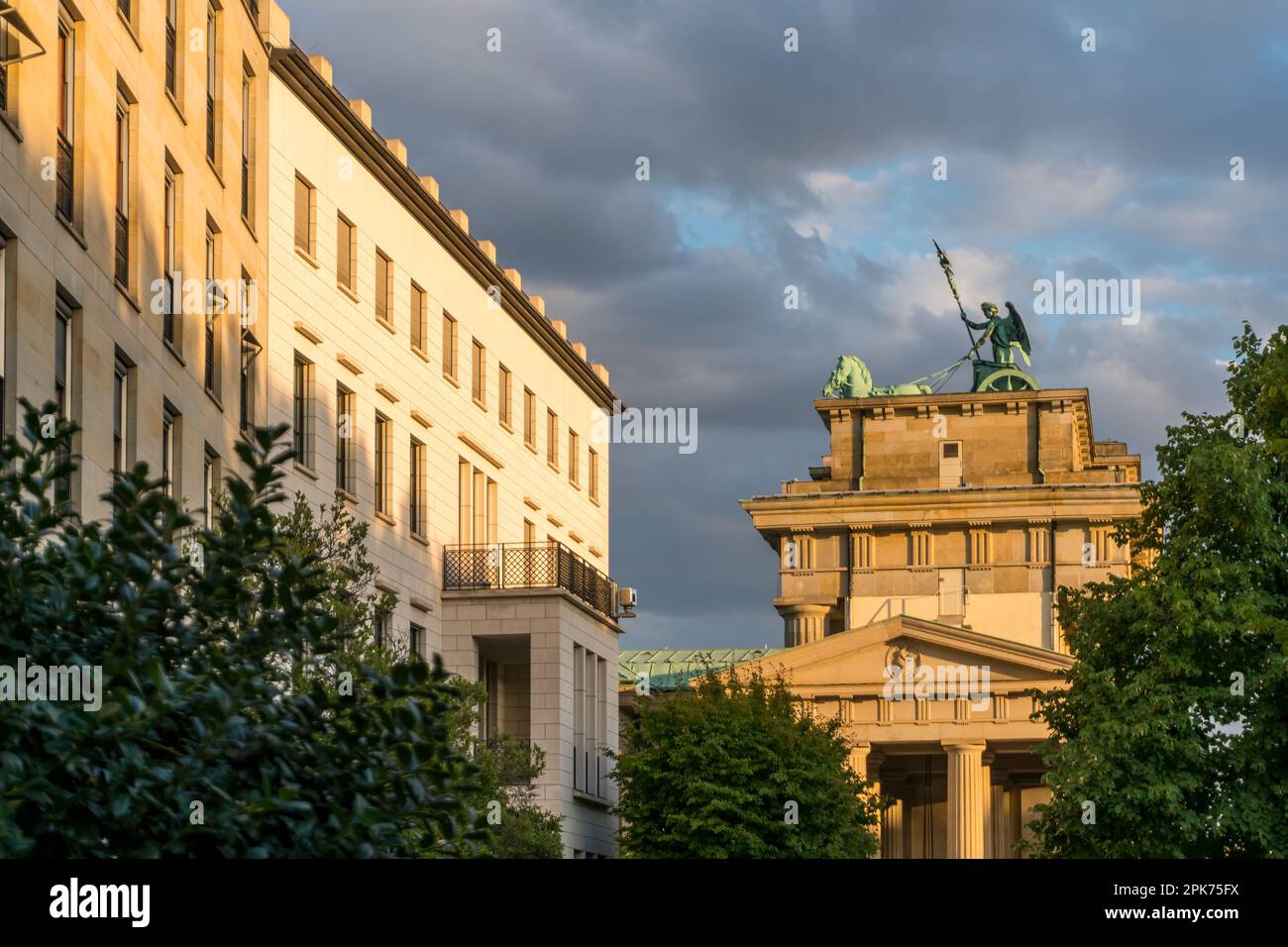 Berlino, Germania-8 agosto 2022: Particolare della porta di Brandeburgo durante un tramonto Foto Stock