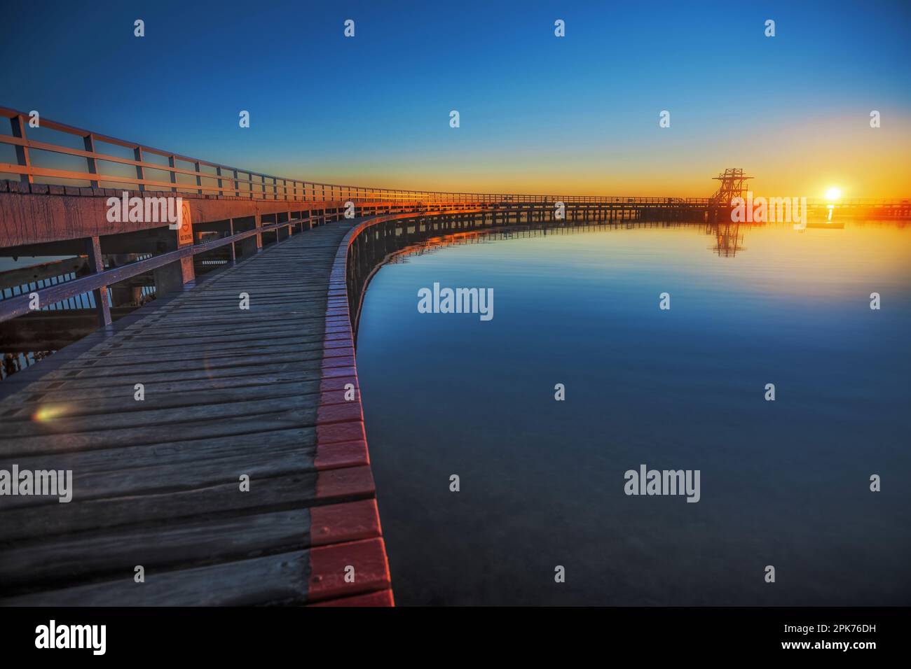 Alba sul lungomare presso l'Eastern Beach Swimming enclosure, Geelong, Victoria, Australia Foto Stock