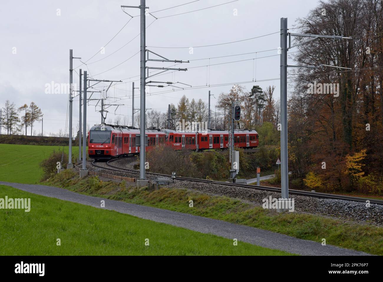 La linea Uetliberg S10 si avvicina alla stazione centrale della ferrovia di montagna Uetliberg, Zurigo, Svizzera Foto Stock