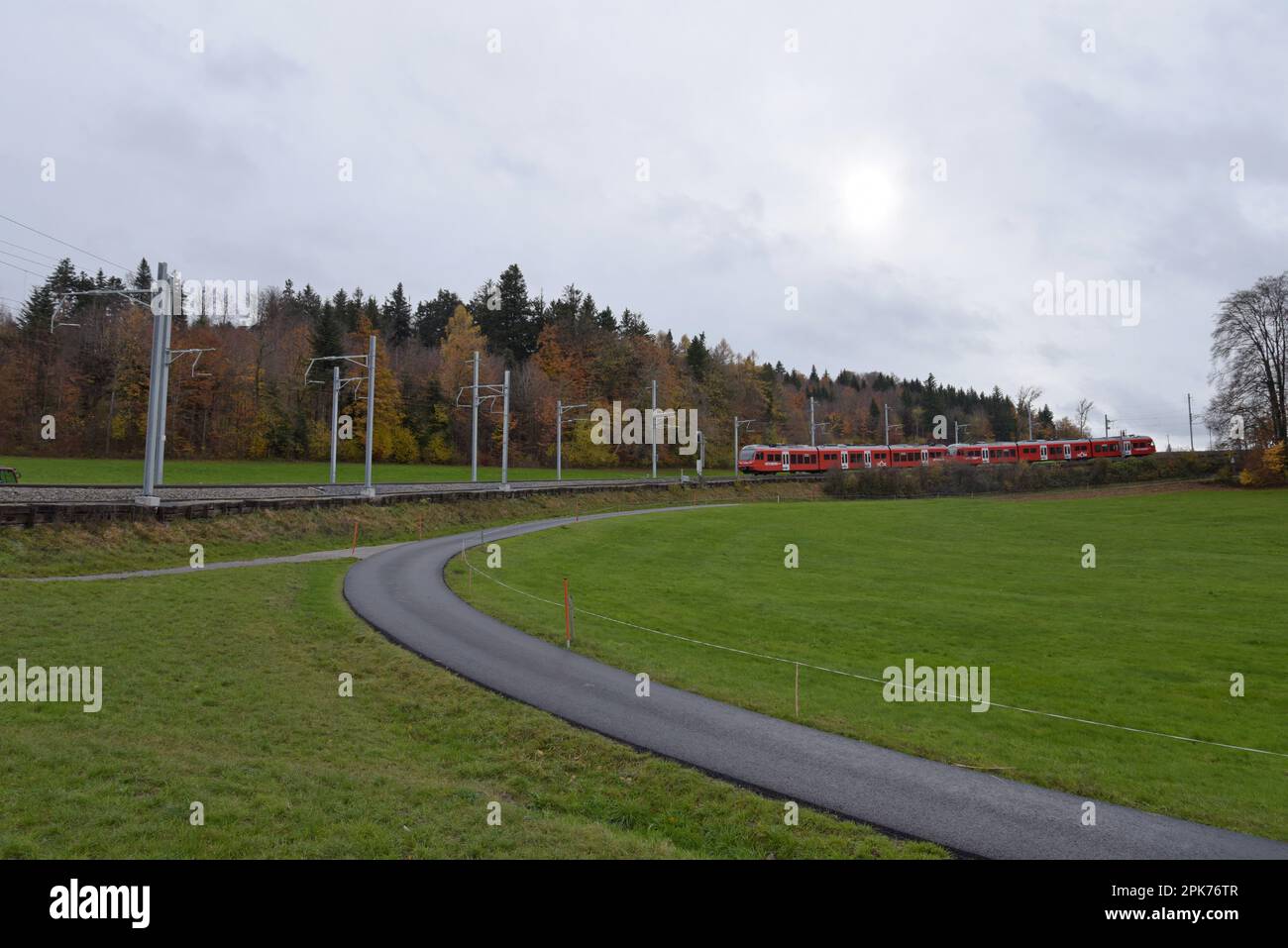 La linea Uetliberg S10 si avvicina alla stazione centrale della ferrovia di montagna Uetliberg, Zurigo, Svizzera Foto Stock