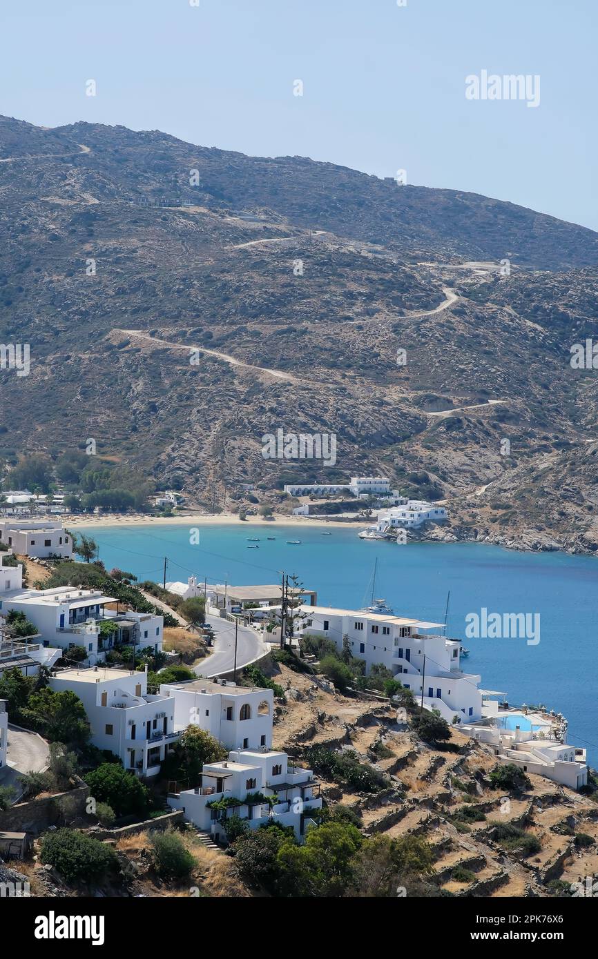 IOS, Grecia - 26 Maggio 2021 : Vista di alberghi imbiancati e di una strada che conduce alla famosa spiaggia di Mylopotas in Grecia iOS Foto Stock