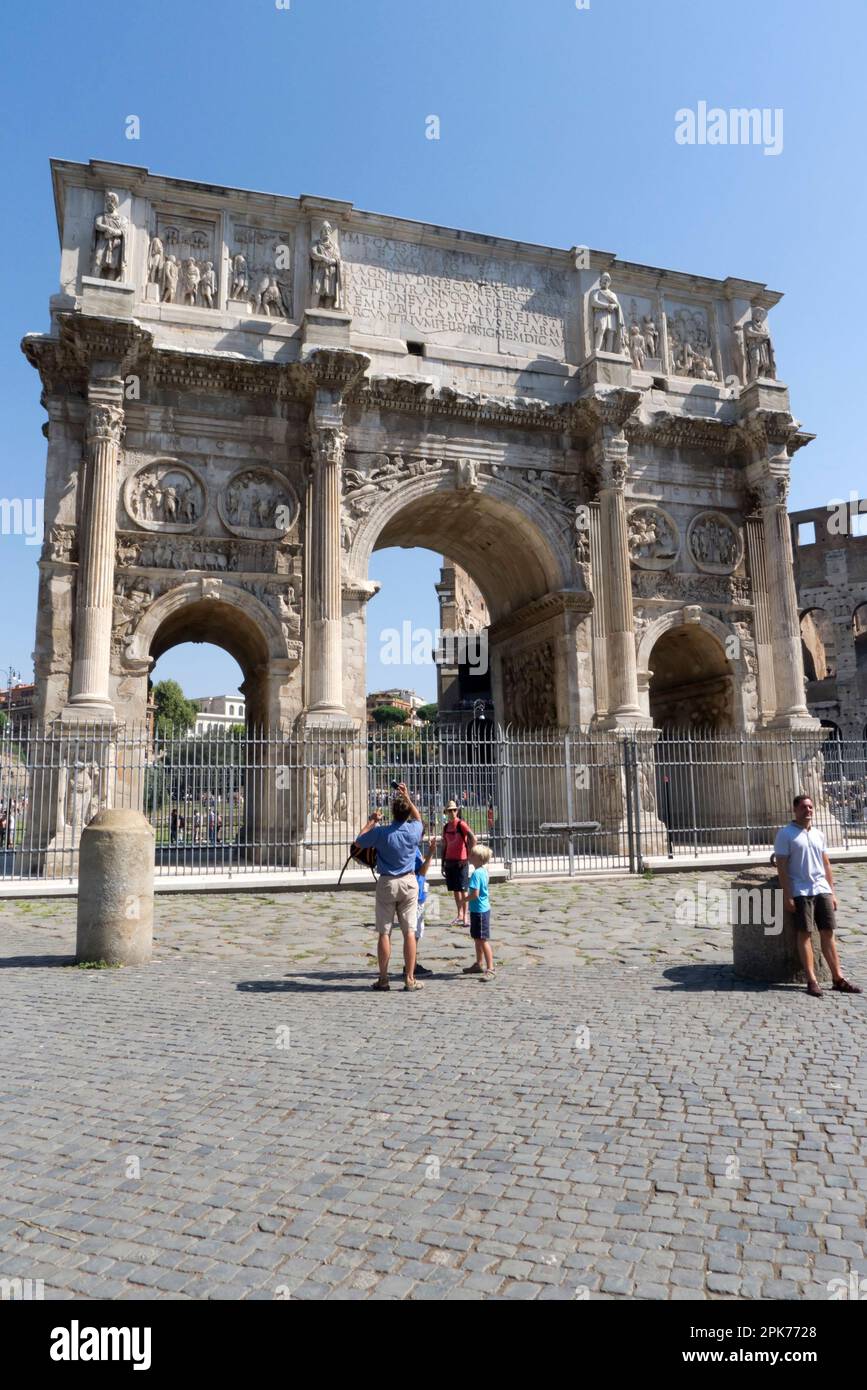 L'Arco di Costantino si trova lungo la via Triumphalis a Roma Foto Stock