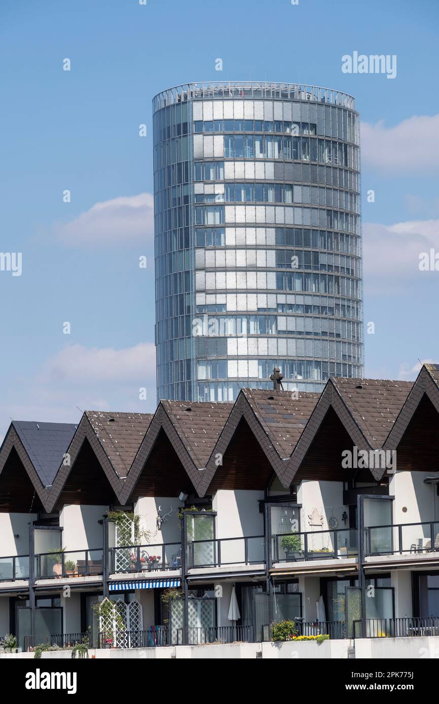 Edifici residenziali di fronte alla torre degli uffici KoelnTriangle Foto Stock