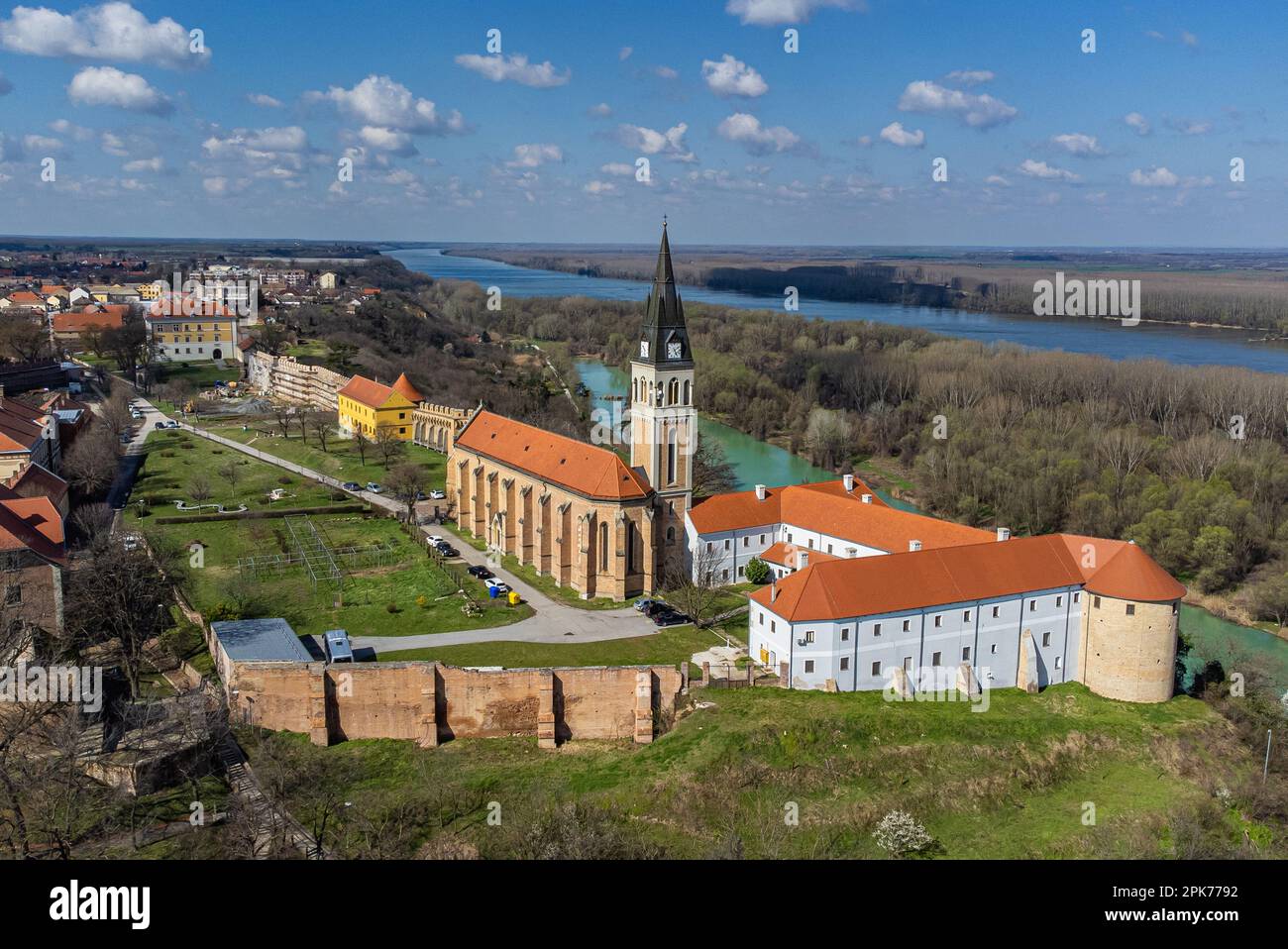 Foto aerea scattata il 16 marzo 2023 mostra la Chiesa di San Ivan Kapistran, a Ilok, Croatia. La chiesa è stata costruita in stile gotico ed ha più di 650 anni. Foto: Davor Javorovic/PIXSELL Foto Stock