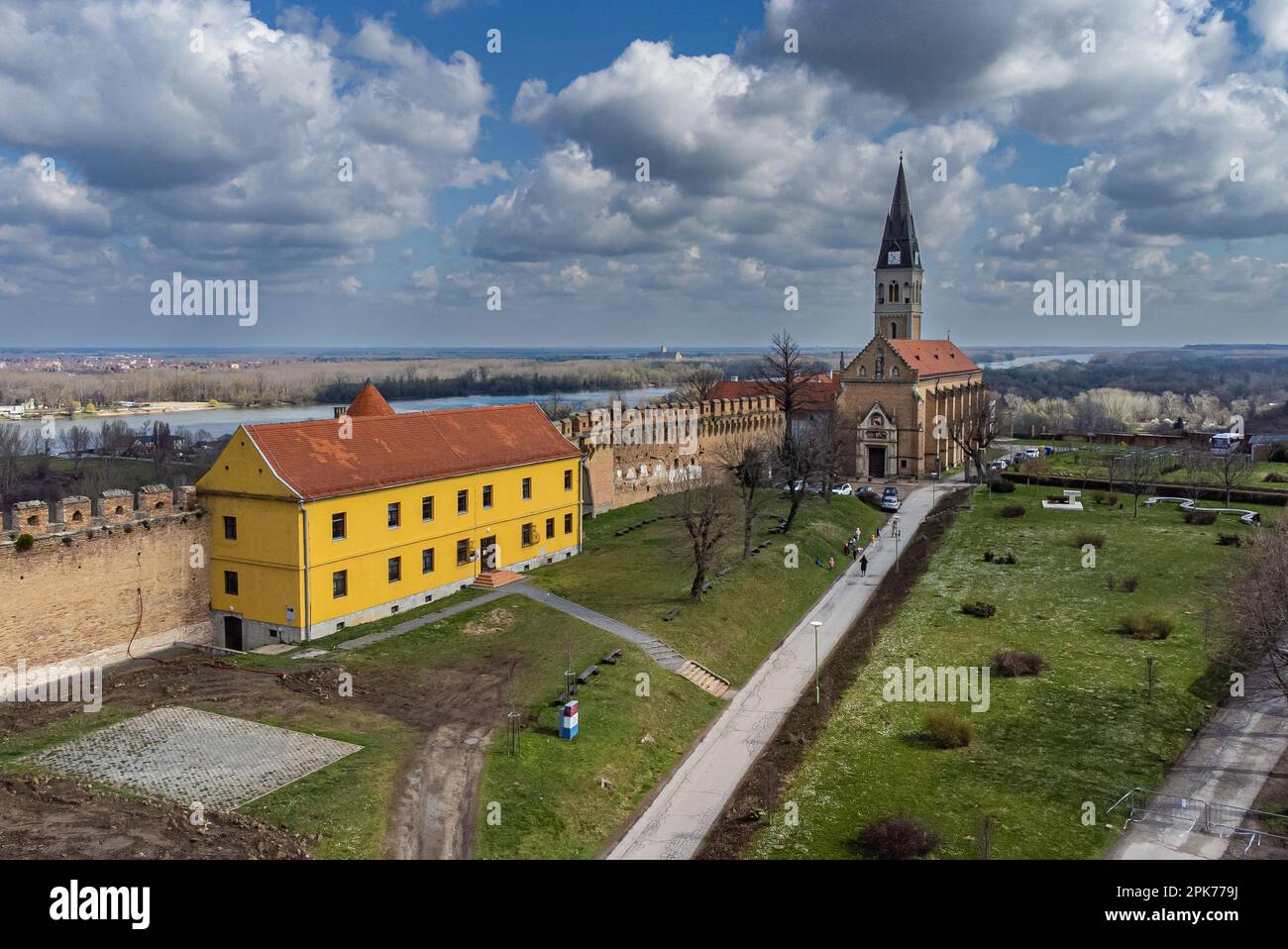 Foto aerea scattata il 16 marzo 2023 mostra la Chiesa di San Ivan Kapistran, a Ilok, Croatia. La chiesa è stata costruita in stile gotico ed ha più di 650 anni. Foto: Davor Javorovic/PIXSELL Foto Stock