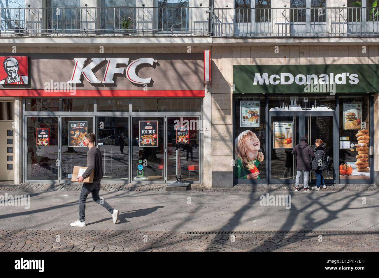 Due fast food, il McDonalds e il KFC, sono vicini l'uno all'altro sulla Rudolfplatz di Colonia. Foto Stock