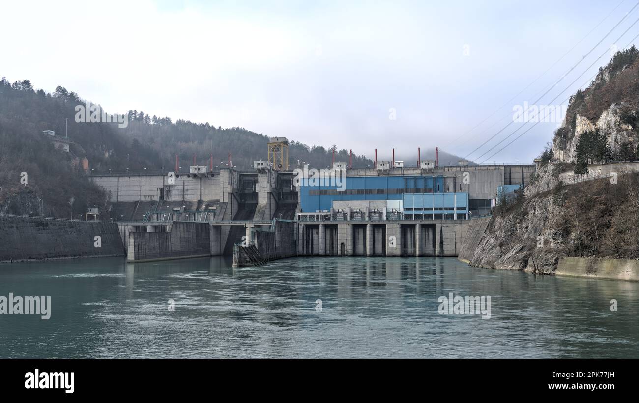 Višegrad, Bosnia-Erzegovina – Febbraio 2023: L'antico ponte osmanico di Višegrad è iscritto come patrimonio culturale mondiale dell'UNESCO Foto Stock