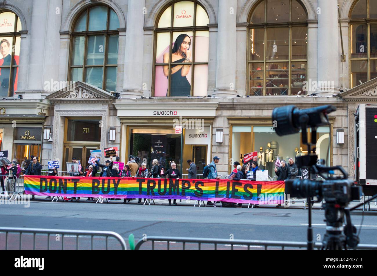 I dimostranti anti anti-Trump hanno una lunga bandiera arcobaleno sulla 5th Avenue NYC, la mattina dell'arraignment di Trump. 04 aprile 2023. Foto Stock