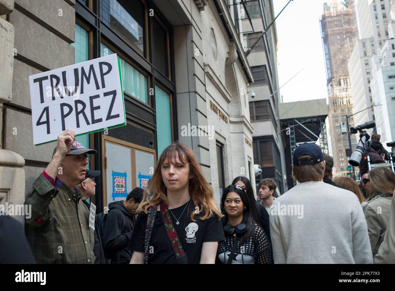 L'uomo mostra il doppio lato Trump 4 Prez / Re elect Trump segno sulla occupato 5th Ave NYC, la mattina di Trump arrignment, 04 aprile 2023. Foto Stock