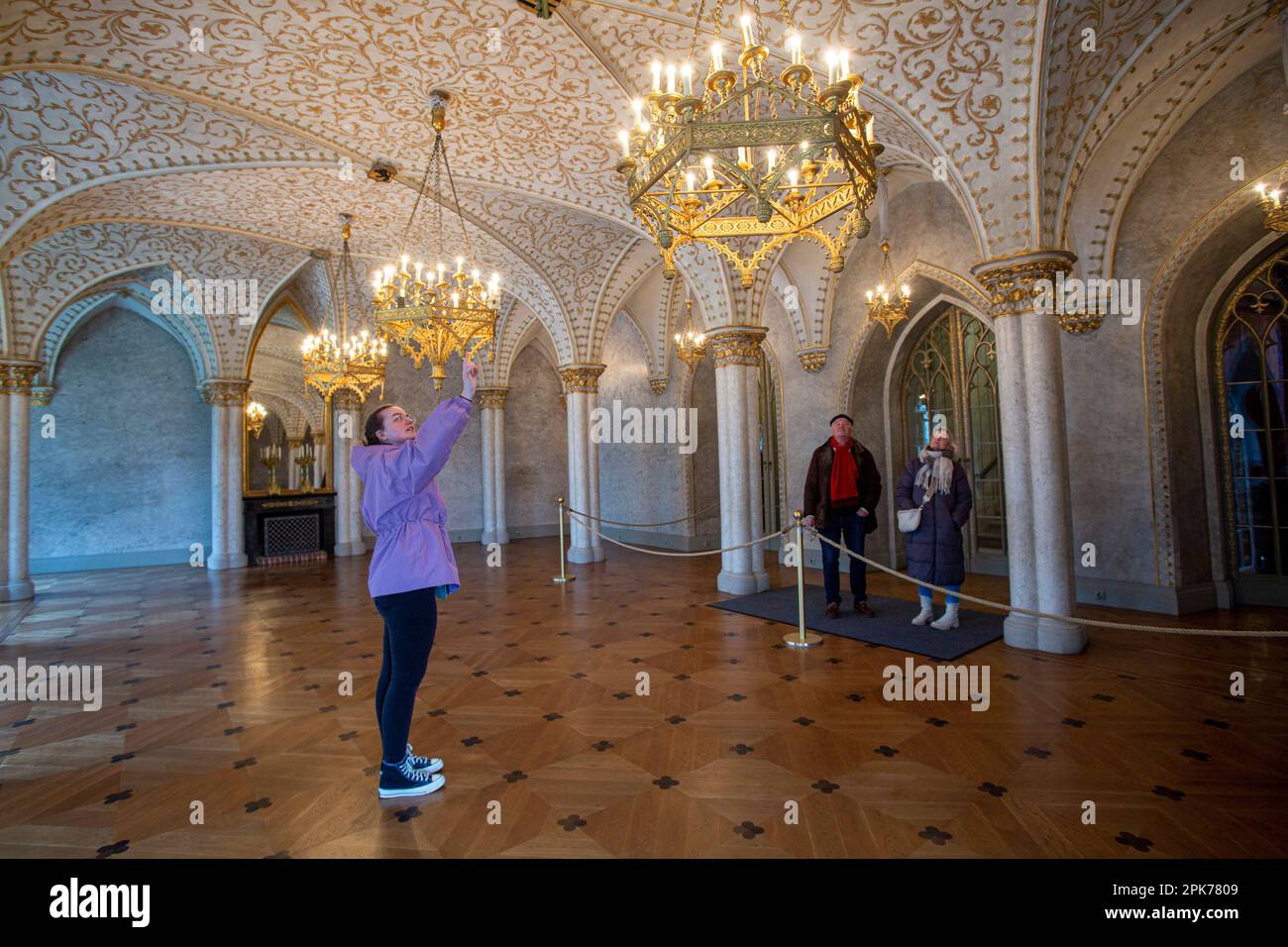 Guida con i turisti che mostrano l'interno del Palazzo Rosenau , luogo di nascita del Principe Alberto, consorte della Regina Vittoria, Coburg, Baviera, Germania, Europa Foto Stock