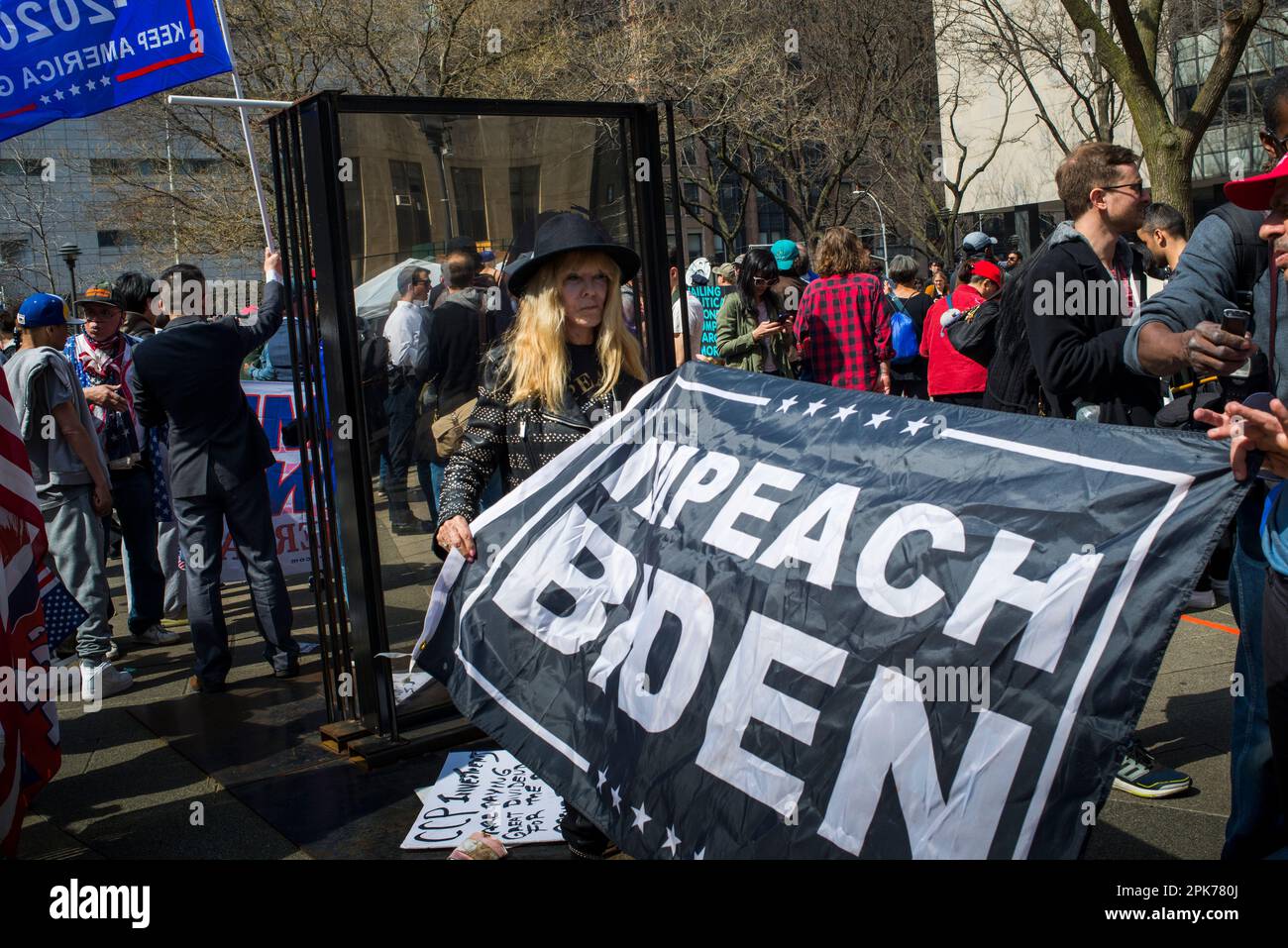 Il dimostratore tiene il cartello Impesche Biden al Collect Pond Park vicino alla Manhattan Criminal Court House, durante l'arraignment di Trump il 04 aprile 2023. Foto Stock