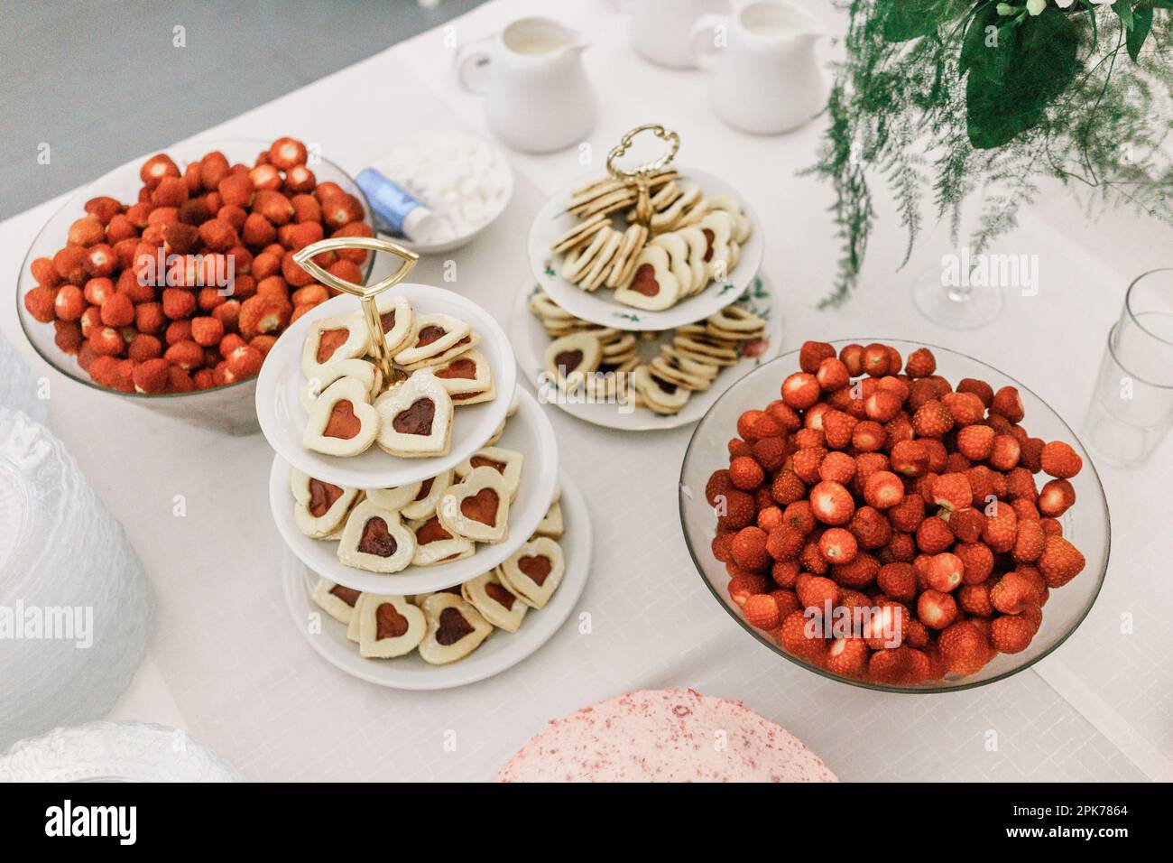 Caramelle per feste con fragole e biscotti sul tavolo, vista dall'alto Foto Stock