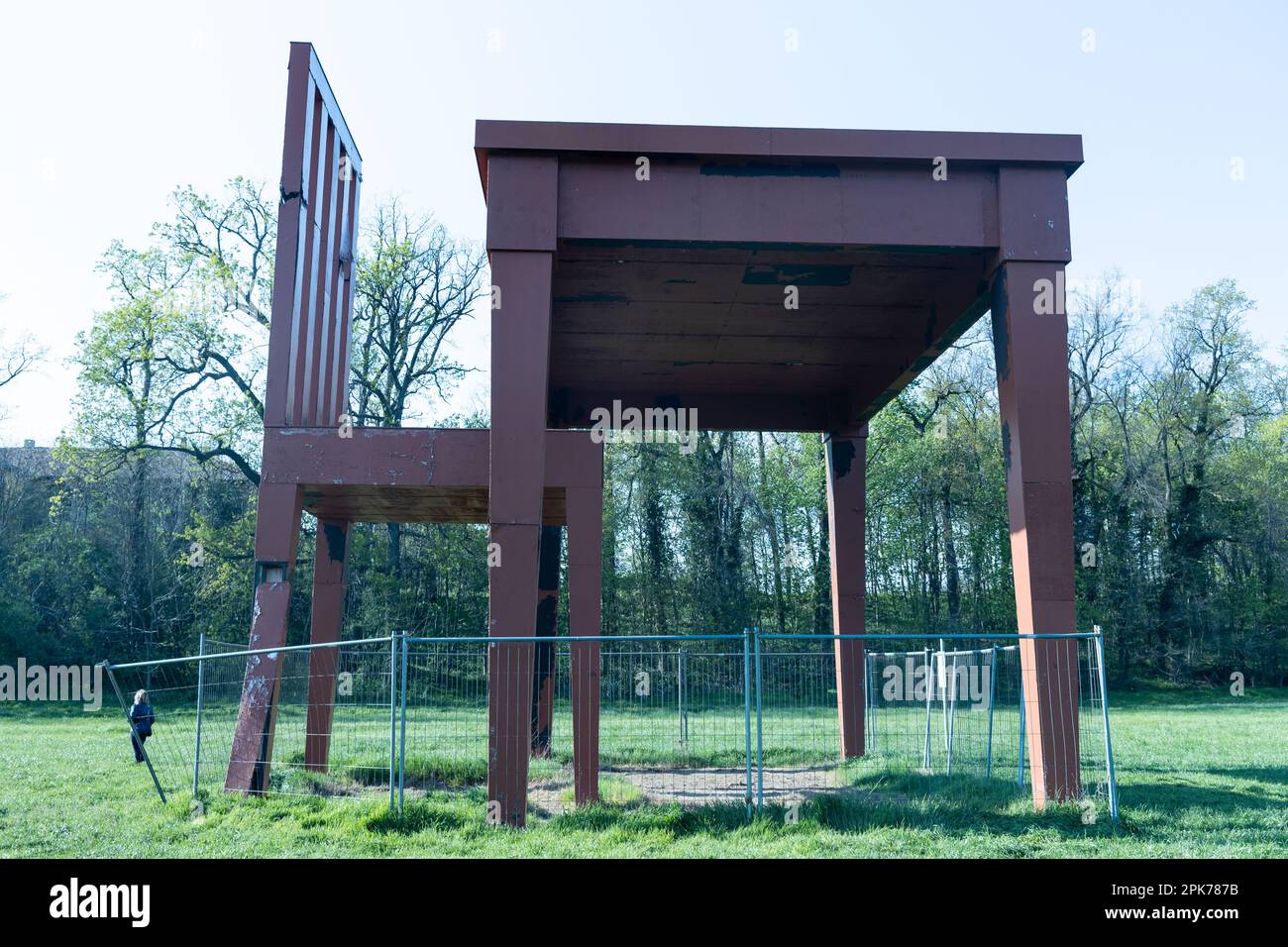 Monza, Italia - aprile 5 2023 - Installazione artistica 'lo Scittore' all'interno del Parco di Monza Foto Stock