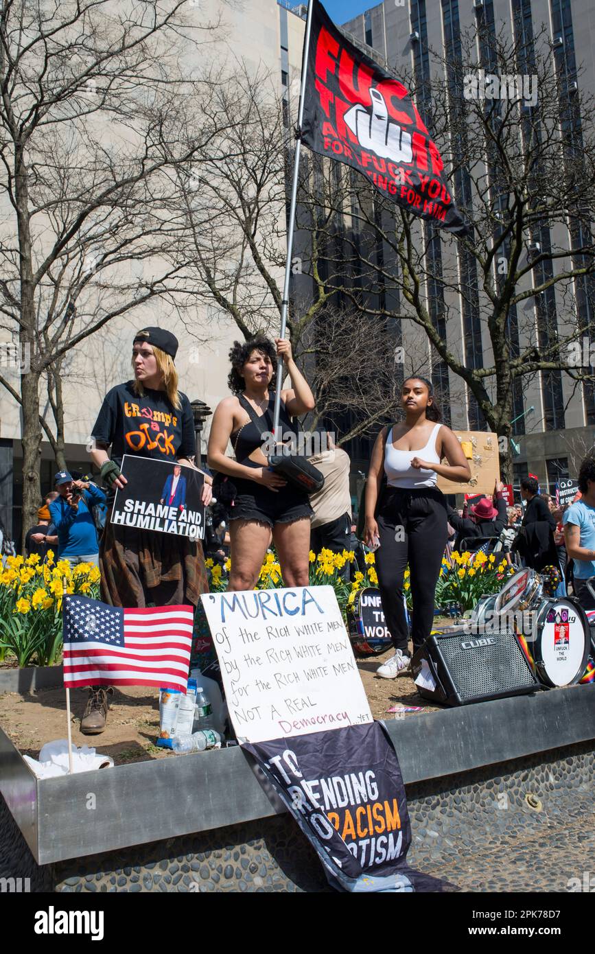 La folla anti-Trump dimostra il lato opposto dei sostenitori di Trump a Collect Pond Park vicino al Tribunale penale di Manhattan il 04 aprile 2023. Foto Stock