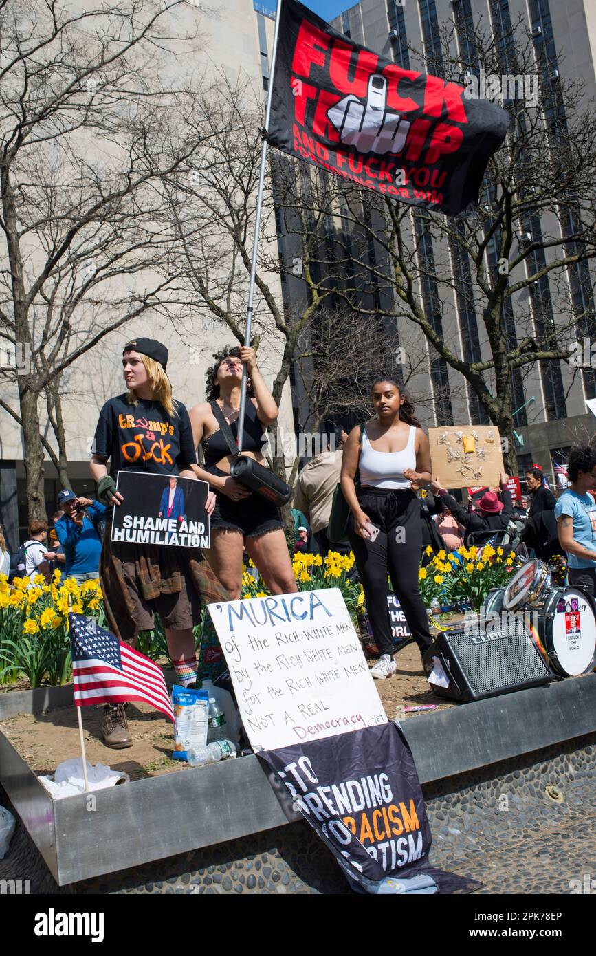 La folla anti-Trump dimostra il lato opposto dei sostenitori di Trump a Collect Pond Park vicino al Tribunale penale di Manhattan il 04 aprile 2023. Foto Stock