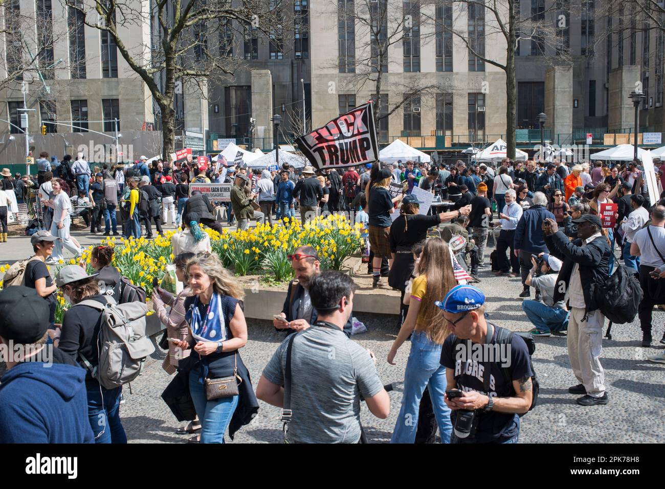 I dimostranti anti anti-Trump si radunano dalla parte opposta i sostenitori di Trump a Collect Pond Park vicino alla Corte penale di Manhattan il 04 aprile 2023. Foto Stock