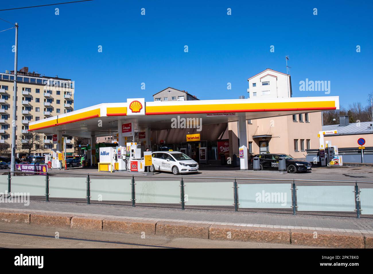 Shell Helsinki Stazione di rifornimento Tullinpuomi in una giornata di sole primaverile a Topeliuksenkatu 45 nel quartiere Meilahti di Helsinki, Finlandia Foto Stock