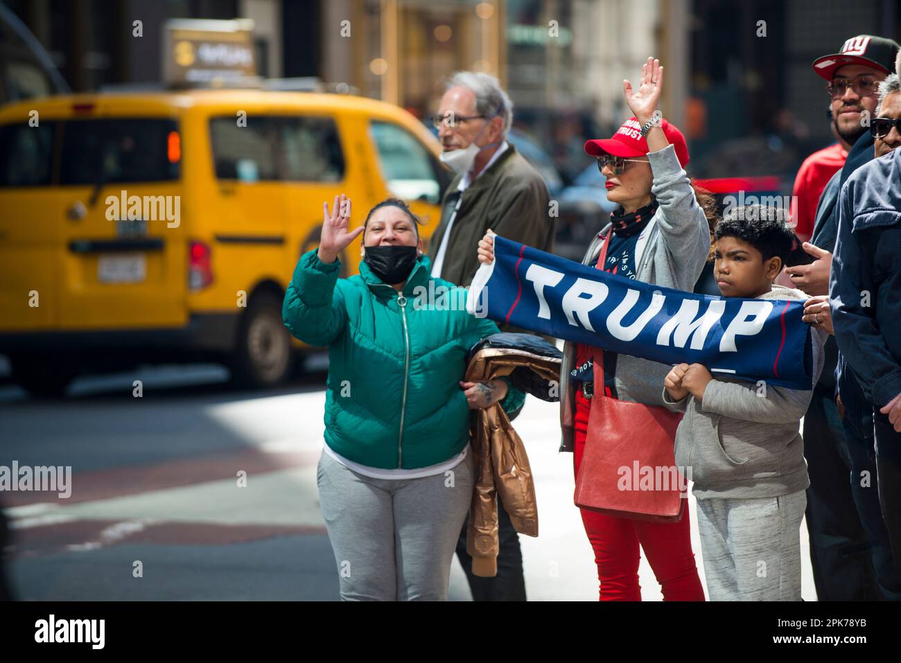 La famiglia Pro President Trump ha in mano un cartello Trump e ha ottenuto reazioni sulla 55th St e 5th Ave NYC. Mattina dell'arraignment di Trump, 04 aprile 2023. Foto Stock