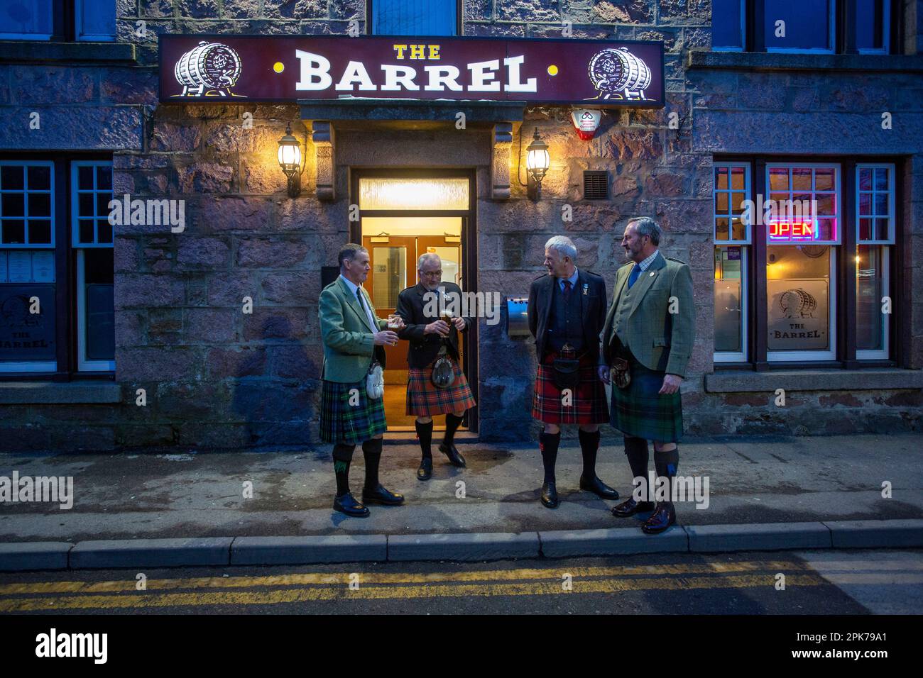 Uomo che indossa un abito scozzese delle Highland presso un pub locale The Barrel a Ballater , Scozia, Foto Stock