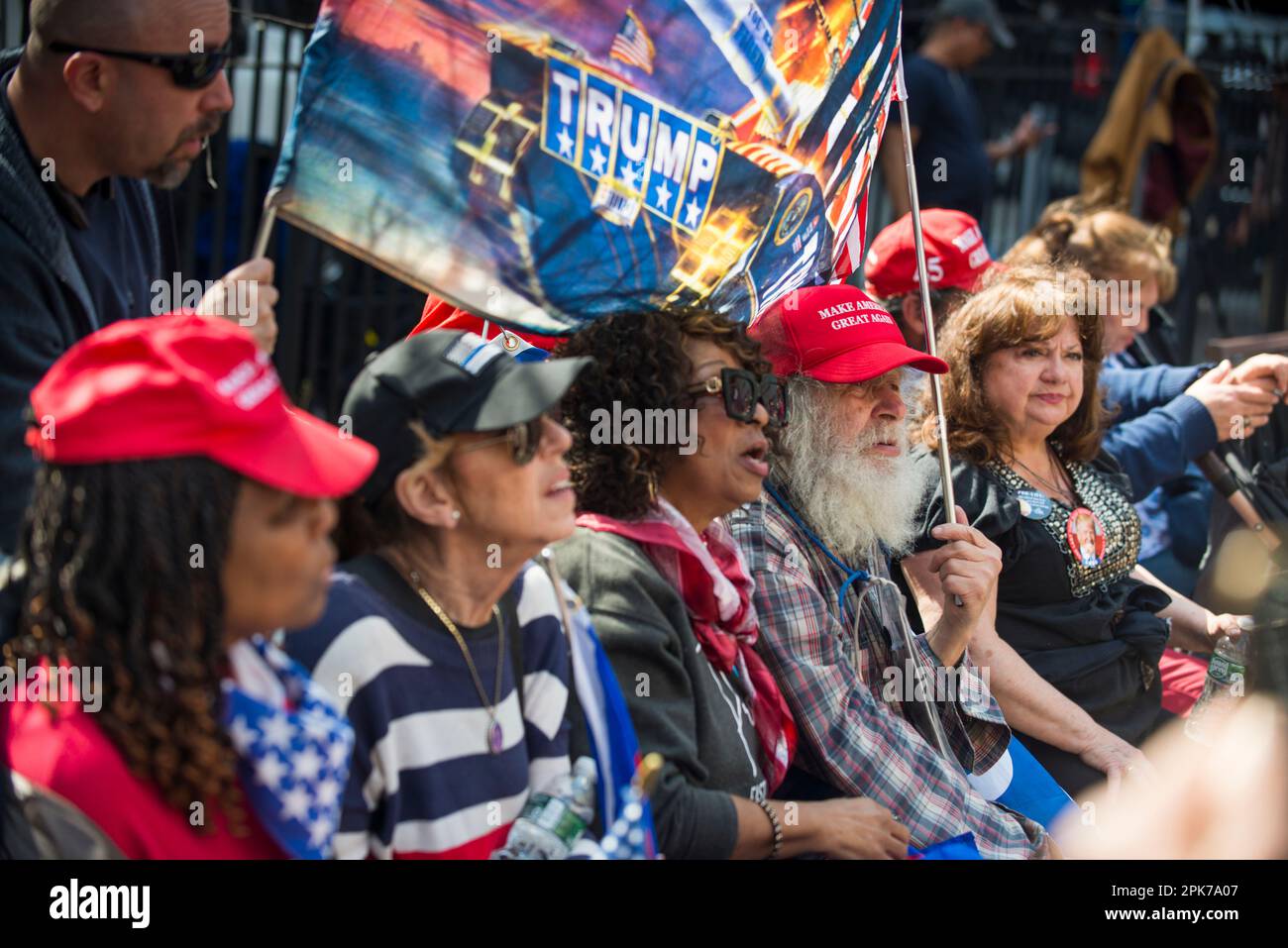 I sostenitori di Pro Trump si radunano al di fuori del Manhattan Criminal Court House, New York, il giorno dell'arrogamento 04 aprile 2023. Foto Stock