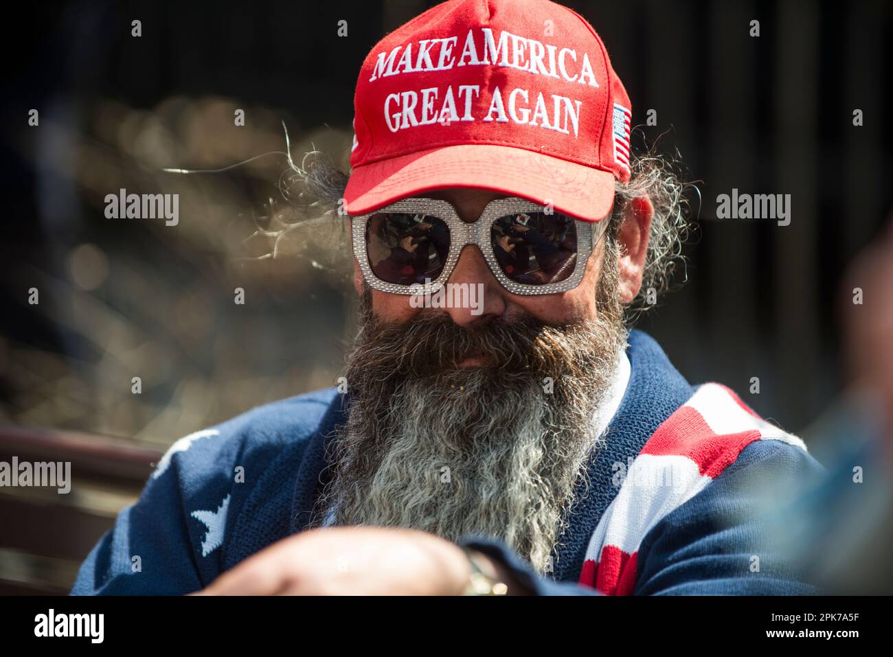 Il presidente Trump che indossa il cappello MAGA fuori dal Manhattan Criminal Court House, New York, Stati Uniti. 04 aprile 2023. Foto Stock