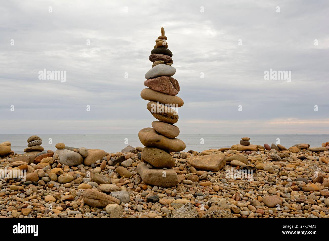 Pietre equilibranti sulla spiaggia Foto Stock