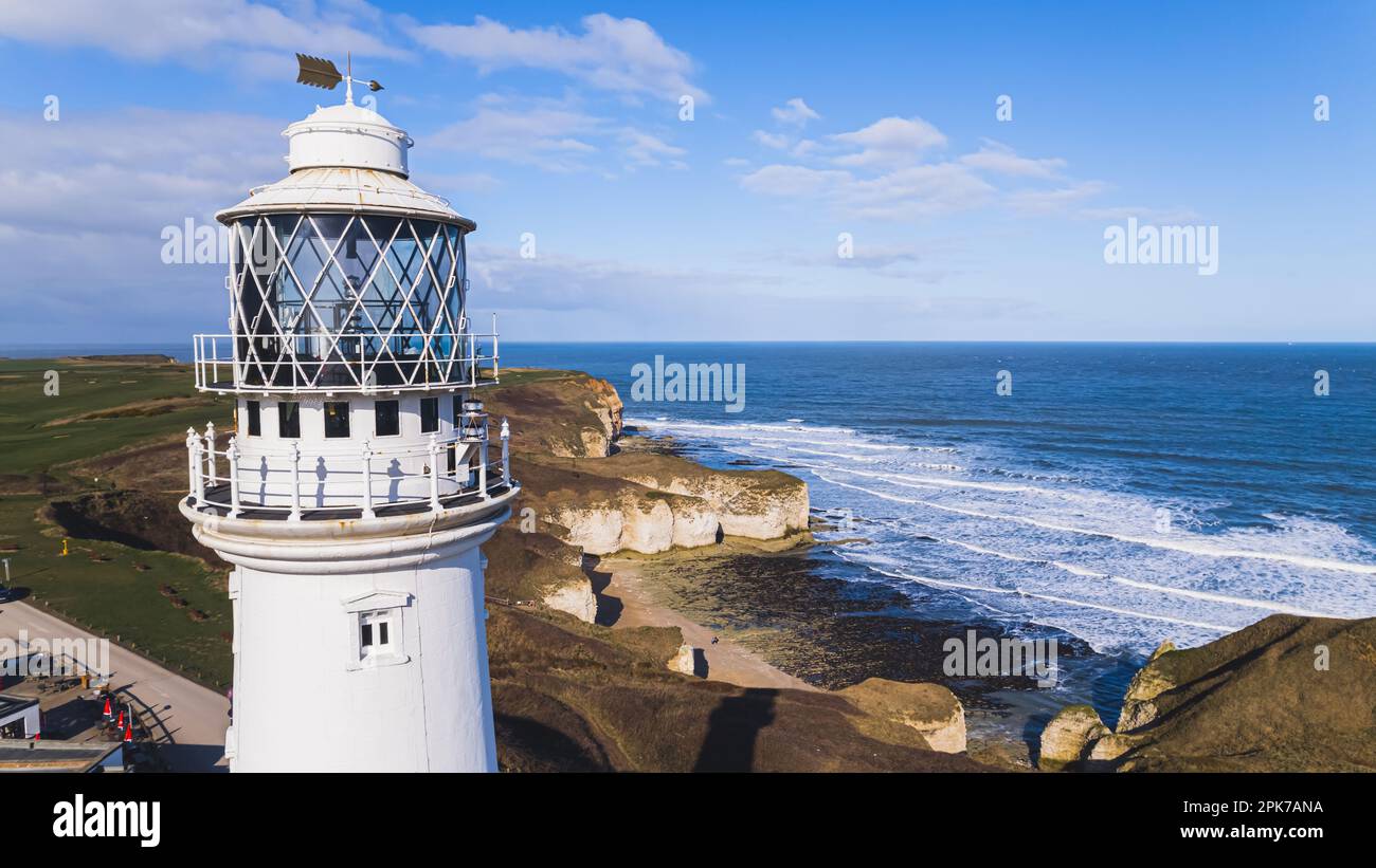 La torre del faro sulla costa del Mare del Nord a Flamborough Head, Yorkshire, Inghilterra. Foto di alta qualità Foto Stock