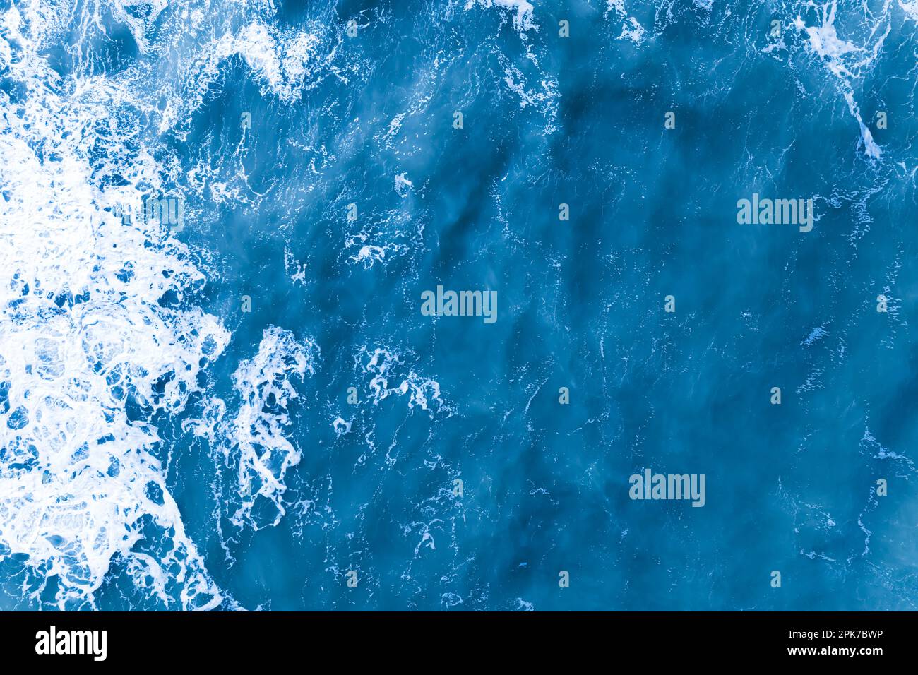 Vista dall'alto dell'acqua blu del Mare del Nord con struttura in schiuma bianca. Foto di alta qualità Foto Stock