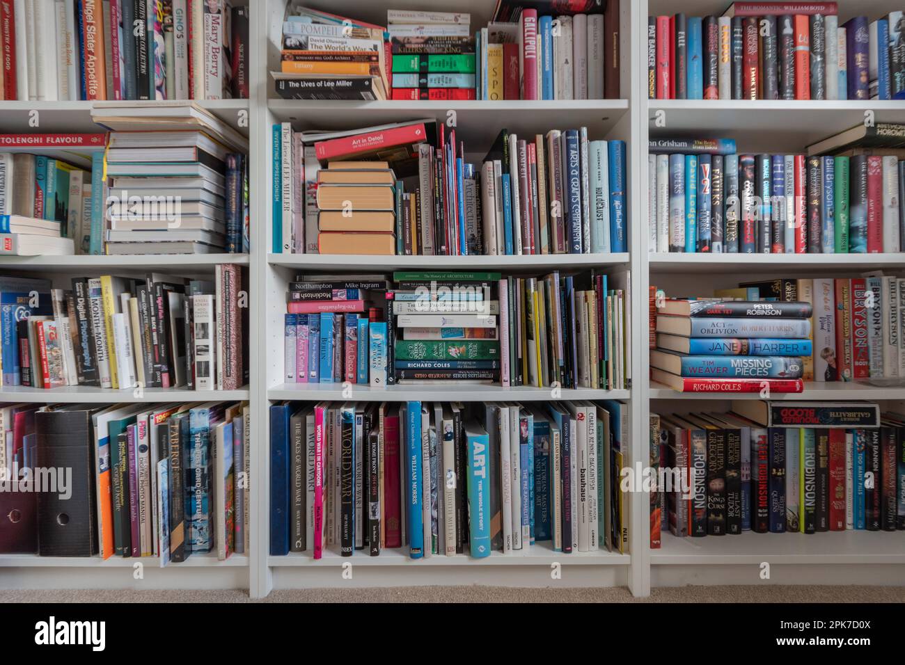 Ben riempito scaffali di legno bianco in una biblioteca di casa, Regno Unito Foto Stock