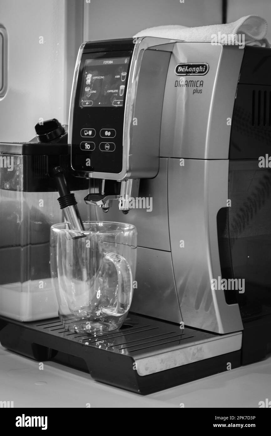 Macchina da caffè Delonghi in un bar, in bianco e nero. Macchina per cappuccino. Bevande del mattino. Bevande calde. Tecnologia per la preparazione del caffè. Foto Stock