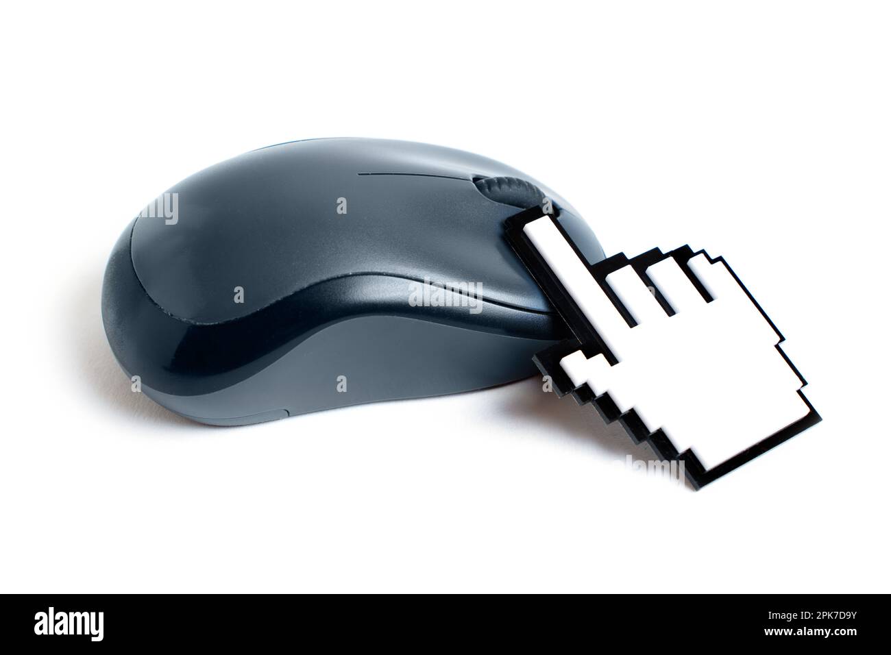 Il puntatore a forma di mano in plastica Figurine fa clic su un pulsante del mouse del computer. Tecnologia, computing e navigazione sul Web. Foto Stock