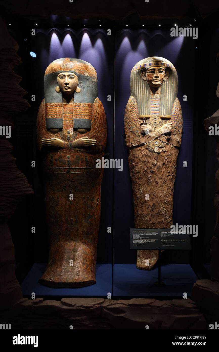 Parigi (Francia), 6 aprile 2023, la mostra “Ramses il Grande e l’Oro dei Faraoni” alla Grande Halle de la Villette di Parigi (Francia), il 6 aprile 2023, aprirà dal 7 aprile al 6 settembre. Saranno esposte circa 180 opere eccezionali, tra cui il famoso Tesoro di Tanis e la collana d'oro di Psusenes i, o il sarcofago del faraone Ramses II Foto di Jerome Domine/ABACAPRESS.COM Credit: Abaca Press/Alamy Live News Foto Stock