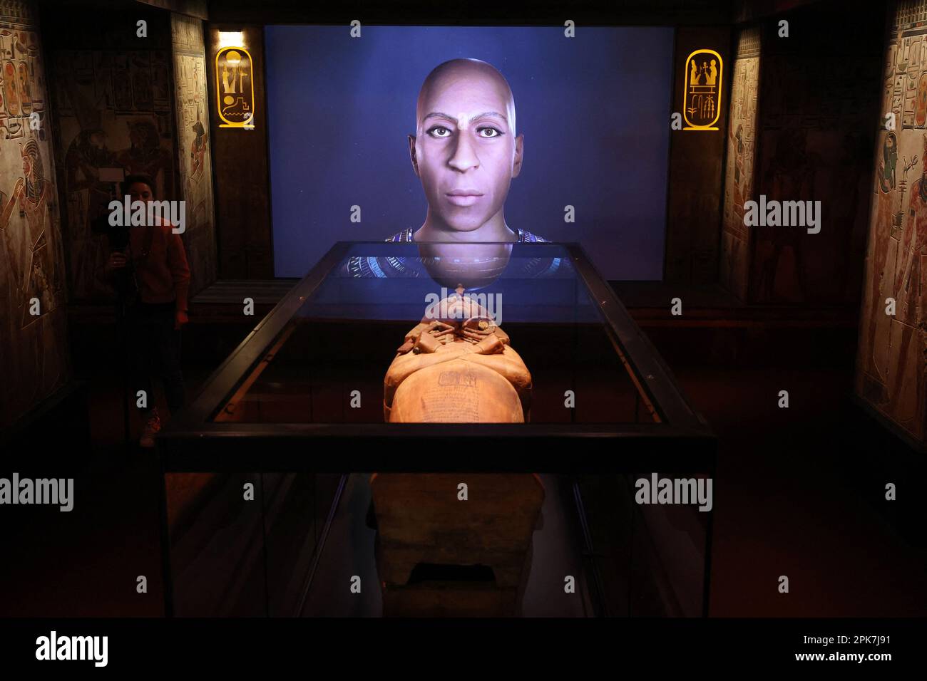 Parigi (Francia), 6 aprile 2023, la mostra “Ramses il Grande e l’Oro dei Faraoni” alla Grande Halle de la Villette di Parigi (Francia), il 6 aprile 2023, aprirà dal 7 aprile al 6 settembre. Saranno esposte circa 180 opere eccezionali, tra cui il famoso Tesoro di Tanis e la collana d'oro di Psusenes i, o il sarcofago del faraone Ramses II Foto di Jerome Domine/ABACAPRESS.COM Credit: Abaca Press/Alamy Live News Foto Stock