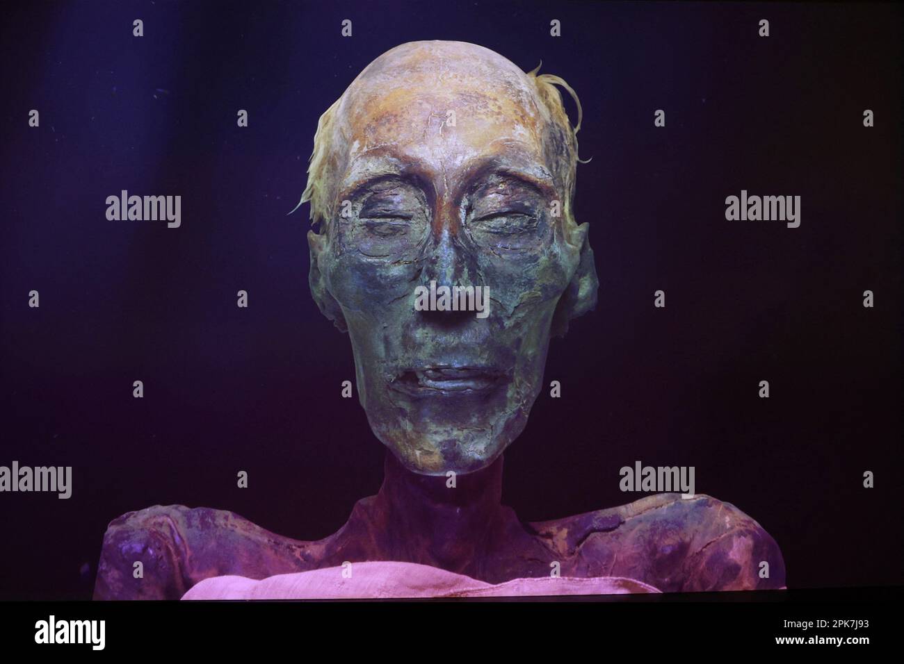 Parigi (Francia), 6 aprile 2023, la mostra “Ramses il Grande e l’Oro dei Faraoni” alla Grande Halle de la Villette di Parigi (Francia), il 6 aprile 2023, aprirà dal 7 aprile al 6 settembre. Saranno esposte circa 180 opere eccezionali, tra cui il famoso Tesoro di Tanis e la collana d'oro di Psusenes i, o il sarcofago del faraone Ramses II Foto di Jerome Domine/ABACAPRESS.COM Credit: Abaca Press/Alamy Live News Foto Stock