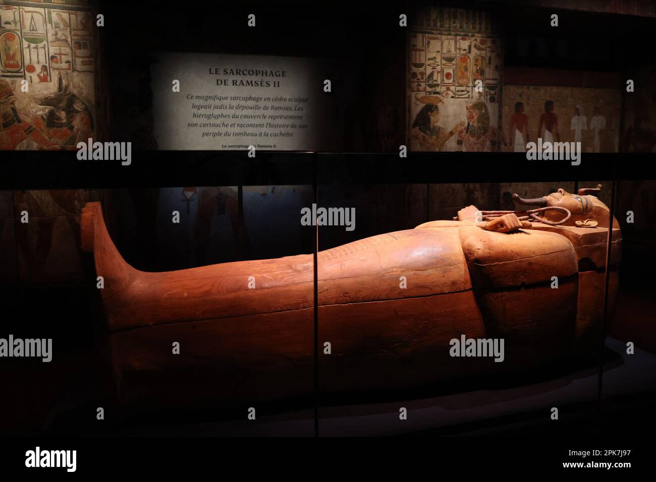 Parigi (Francia), 6 aprile 2023, la mostra “Ramses il Grande e l’Oro dei Faraoni” alla Grande Halle de la Villette di Parigi (Francia), il 6 aprile 2023, aprirà dal 7 aprile al 6 settembre. Saranno esposte circa 180 opere eccezionali, tra cui il famoso Tesoro di Tanis e la collana d'oro di Psusenes i, o il sarcofago del faraone Ramses II Foto di Jerome Domine/ABACAPRESS.COM Credit: Abaca Press/Alamy Live News Foto Stock