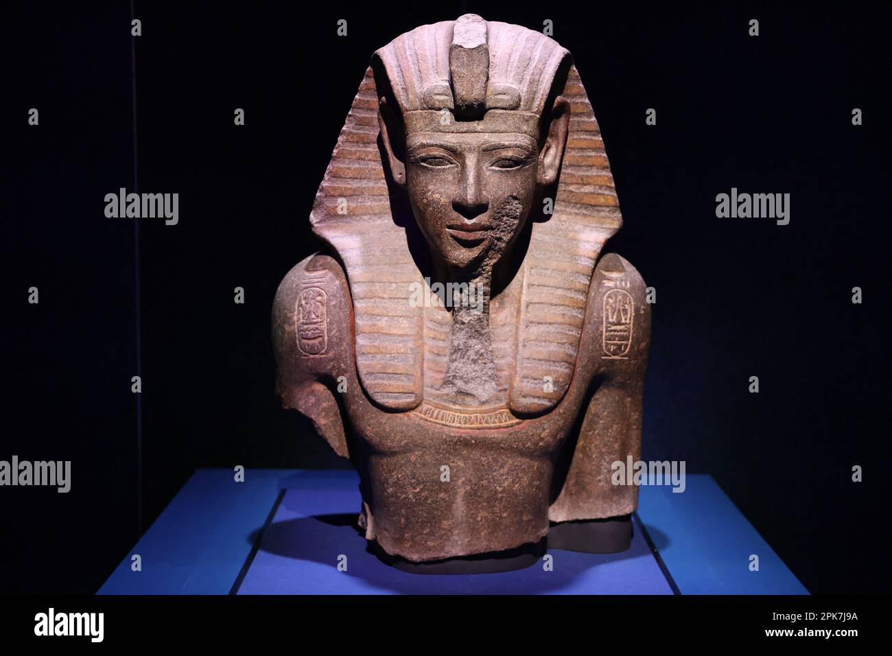 Parigi (Francia), 6 aprile 2023, la mostra “Ramses il Grande e l’Oro dei Faraoni” alla Grande Halle de la Villette di Parigi (Francia), il 6 aprile 2023, aprirà dal 7 aprile al 6 settembre. Saranno esposte circa 180 opere eccezionali, tra cui il famoso Tesoro di Tanis e la collana d'oro di Psusenes i, o il sarcofago del faraone Ramses II Foto di Jerome Domine/ABACAPRESS.COM Credit: Abaca Press/Alamy Live News Foto Stock