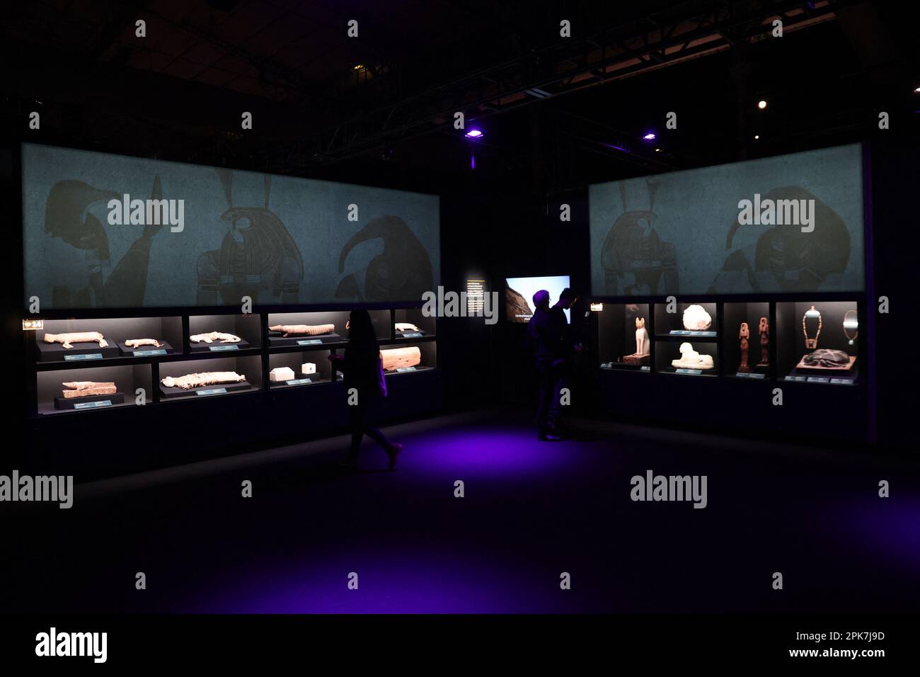 Parigi (Francia), 6 aprile 2023, la mostra “Ramses il Grande e l’Oro dei Faraoni” alla Grande Halle de la Villette di Parigi (Francia), il 6 aprile 2023, aprirà dal 7 aprile al 6 settembre. Saranno esposte circa 180 opere eccezionali, tra cui il famoso Tesoro di Tanis e la collana d'oro di Psusenes i, o il sarcofago del faraone Ramses II Foto di Jerome Domine/ABACAPRESS.COM Credit: Abaca Press/Alamy Live News Foto Stock