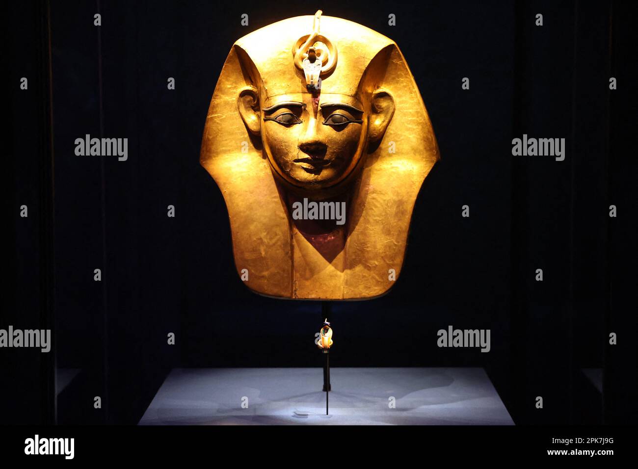 Parigi (Francia), 6 aprile 2023, la mostra “Ramses il Grande e l’Oro dei Faraoni” alla Grande Halle de la Villette di Parigi (Francia), il 6 aprile 2023, aprirà dal 7 aprile al 6 settembre. Saranno esposte circa 180 opere eccezionali, tra cui il famoso Tesoro di Tanis e la collana d'oro di Psusenes i, o il sarcofago del faraone Ramses II Foto di Jerome Domine/ABACAPRESS.COM Credit: Abaca Press/Alamy Live News Foto Stock