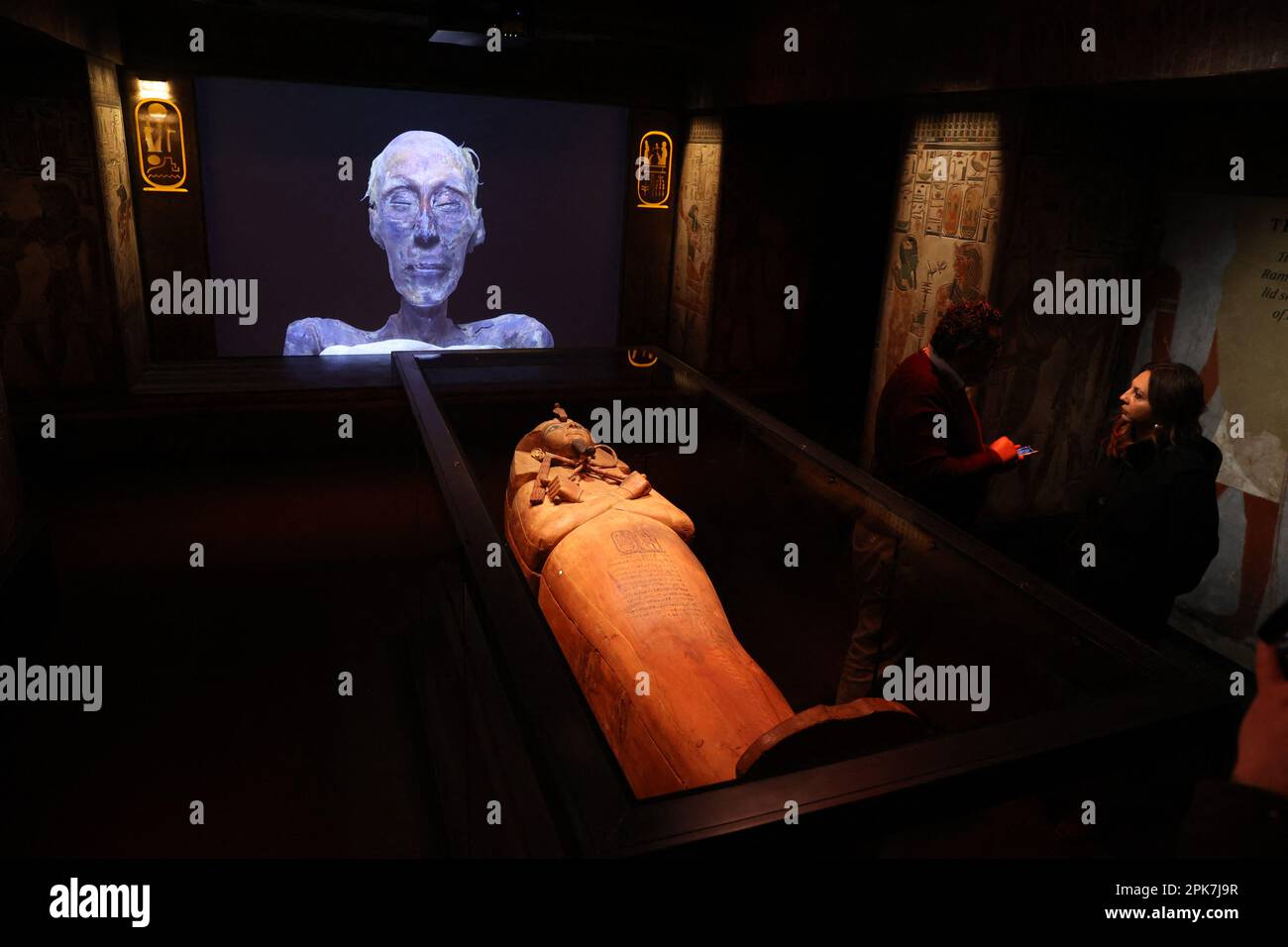 Parigi (Francia), 6 aprile 2023, la mostra “Ramses il Grande e l’Oro dei Faraoni” alla Grande Halle de la Villette di Parigi (Francia), il 6 aprile 2023, aprirà dal 7 aprile al 6 settembre. Saranno esposte circa 180 opere eccezionali, tra cui il famoso Tesoro di Tanis e la collana d'oro di Psusenes i, o il sarcofago del faraone Ramses II Foto di Jerome Domine/ABACAPRESS.COM Credit: Abaca Press/Alamy Live News Foto Stock