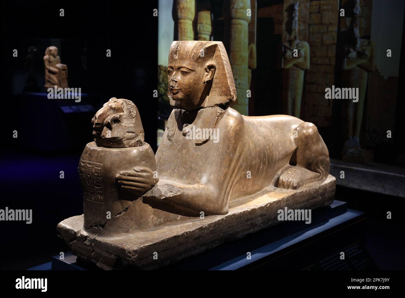 Parigi (Francia), 6 aprile 2023, la mostra “Ramses il Grande e l’Oro dei Faraoni” alla Grande Halle de la Villette di Parigi (Francia), il 6 aprile 2023, aprirà dal 7 aprile al 6 settembre. Saranno esposte circa 180 opere eccezionali, tra cui il famoso Tesoro di Tanis e la collana d'oro di Psusenes i, o il sarcofago del faraone Ramses II Foto di Jerome Domine/ABACAPRESS.COM Credit: Abaca Press/Alamy Live News Foto Stock