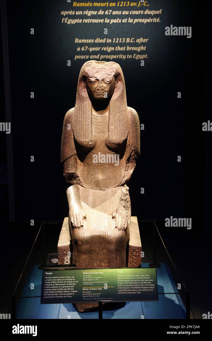 Parigi (Francia), 6 aprile 2023, la mostra “Ramses il Grande e l’Oro dei Faraoni” alla Grande Halle de la Villette di Parigi (Francia), il 6 aprile 2023, aprirà dal 7 aprile al 6 settembre. Saranno esposte circa 180 opere eccezionali, tra cui il famoso Tesoro di Tanis e la collana d'oro di Psusenes i, o il sarcofago del faraone Ramses II Foto di Jerome Domine/ABACAPRESS.COM Credit: Abaca Press/Alamy Live News Foto Stock
